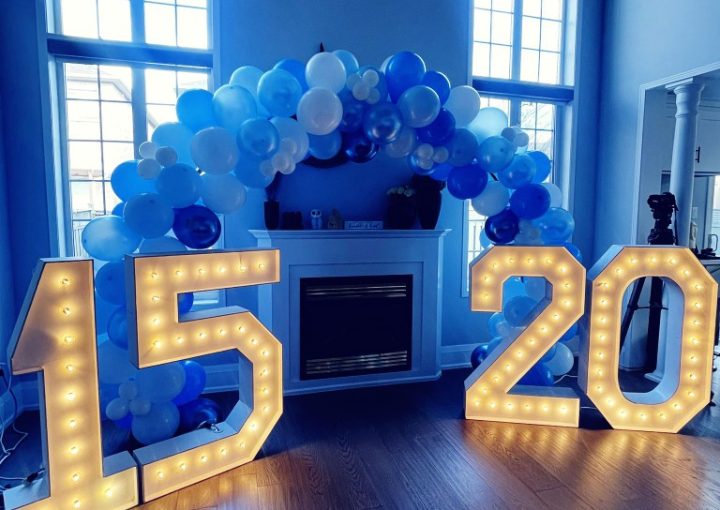 Innisfil marquee numbers that spell 15 and 20. Framed by a balloon arch in Innisfil